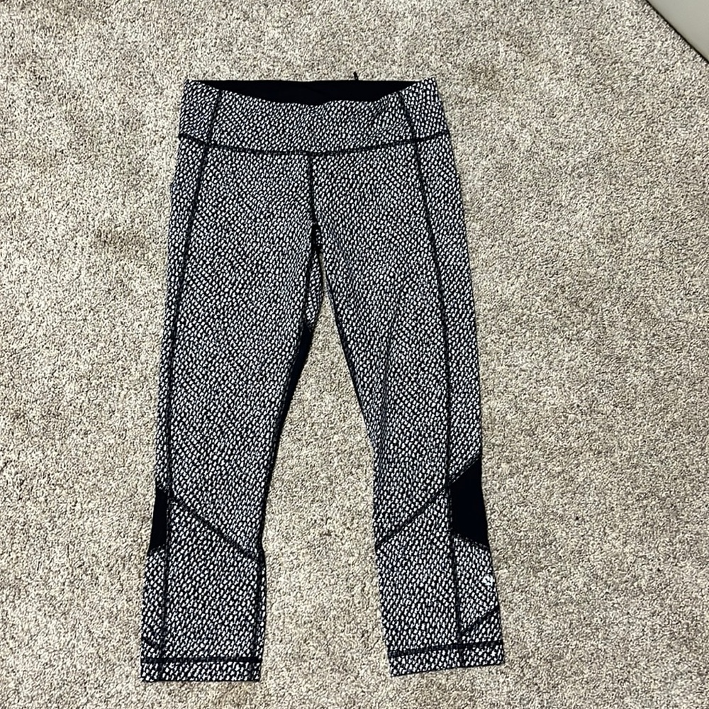 Lululemon capri length black and white houndstooth leggings. Size 6.